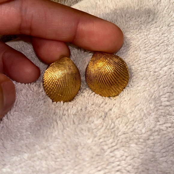 Vintage Gold Plated Shell Clip on Earrings - Picture 1 of 2